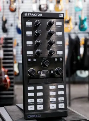 Native Instruments - Traktor Kontrol X1 MKII DJ Controller 2